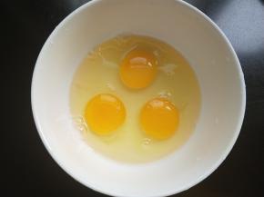 鸡蛋打入碗中，加料酒。