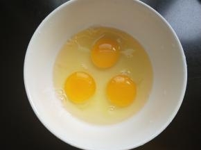 鸡蛋打入碗中，加料酒。