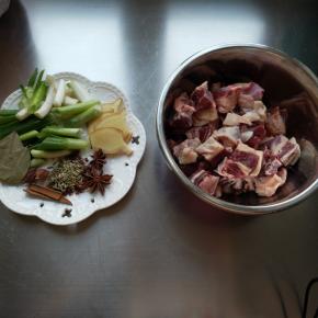 牛腩切成2cm*2cm的方块葱切段姜切片花椒茴香装入一次性茶包，香叶两片，八角两个，桂皮一块。