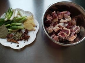 牛腩切成2cm*2cm的方块葱切段姜切片花椒茴香装入一次性茶包，香叶两片，八角两个，桂皮一块。