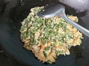 蛋液凝固，可以出锅了。