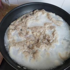 锅里加入凉水，凉水下去牛肉焯水