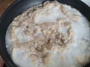 锅里加入凉水，凉水下去牛肉焯水