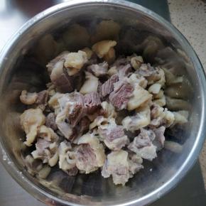 焯好水的牛肉捞出过温水冲洗控干