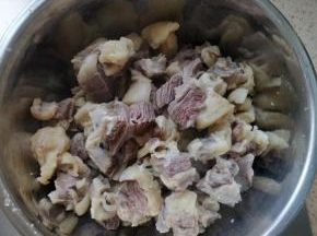 焯好水的牛肉捞出过温水冲洗控干