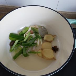 锅里放油下入放入葱姜调料炒出香味