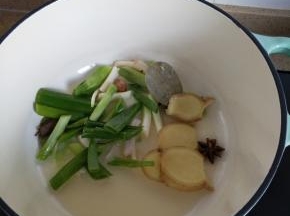 锅里放油下入放入葱姜调料炒出香味