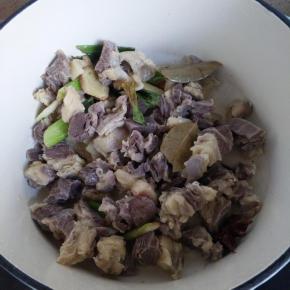 放入牛肉继续翻炒，依次加入生抽，蚝油，老抽，酱油，盐翻炒