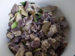 放入牛肉继续翻炒，依次加入生抽，蚝油，老抽，酱油，盐翻炒