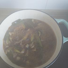 加入开水，一次性加入足量的开水，切记二次加水，会影响成品的味道，倒入少量料酒，盖上锅盖水开转中小火慢炖。