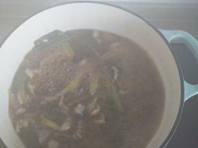 加入开水，一次性加入足量的开水，切记二次加水，会影响成品的味道，倒入少量料酒，盖上锅盖水开转中小火慢炖。