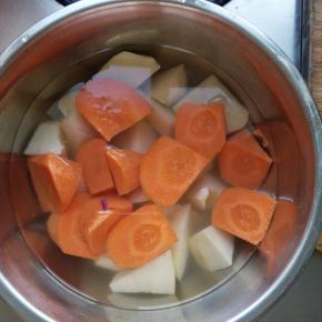 土豆萝卜削皮切成滚刀块加入凉水浸泡防止氧化