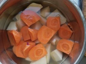 土豆萝卜削皮切成滚刀块加入凉水浸泡防止氧化