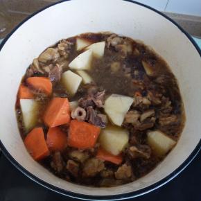 汤汁炖到还剩一半，肉熟了加入土豆萝卜，再继续炖15分钟左右汤多的话可以大火收汁。