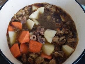 汤汁炖到还剩一半，肉熟了加入土豆萝卜，再继续炖15分钟左右汤多的话可以大火收汁。