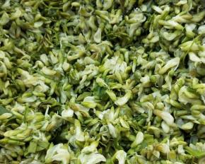 开水锅中放适量盐，倒入槐花焯烫一下，捞出，取适量放凉挤干水分放大碗中。