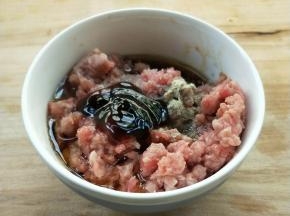 1牛肉糜加蚝油，盐，胡椒粉，生抽，花椒油，香油，顺一个方向搅拌。 2再沿碗边慢慢加入花椒水，顺一个方向搅拌上劲。 花椒水的制作～花椒粒提前用开水泡1小时后可用。3加上姜葱蒜搅拌(葱和姜多一些)
