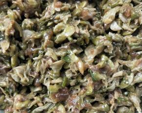 牛肉馅倒入槐花中，再加少许盐，胡椒粉，香油，生抽。 ～这是给槐花加味。，搅拌粘合在一起。