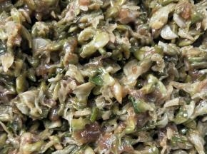 牛肉馅倒入槐花中，再加少许盐，胡椒粉，香油，生抽。 ～这是给槐花加味。，搅拌粘合在一起。