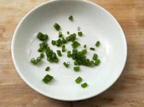 准备葱花。