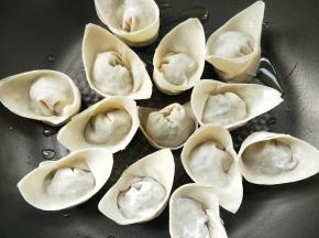 平底锅不粘锅放少许油，把馄饨放入，可以一次性放密集一些。