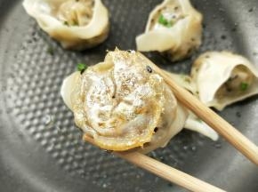 一个一个夹出，看这焦香的馄饨底部诱人吗？哈哈