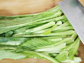 再用刀把头拍扁