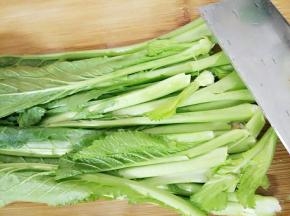 再用刀把头拍扁