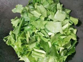 再加入春菜翻炒