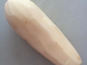 莲藕去皮。