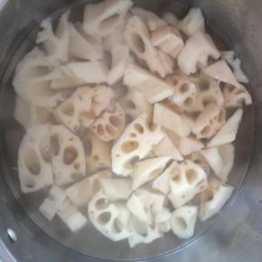 莲藕开水焯烫3分钟，捞出沥去水分备用。