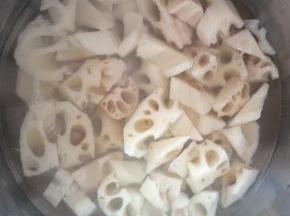 莲藕开水焯烫3分钟，捞出沥去水分备用。