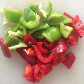 青红椒切小块。