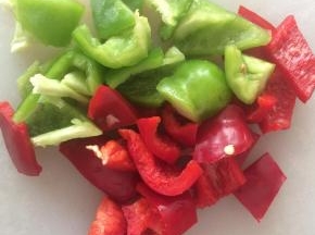 青红椒切小块。