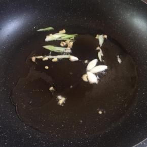 锅内倒入适量食用油，煸香葱姜。