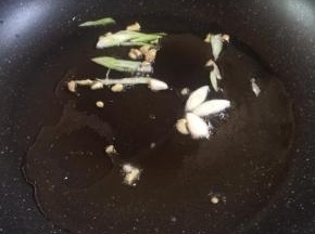 锅内倒入适量食用油，煸香葱姜。