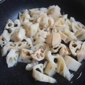 放入藕块翻炒。