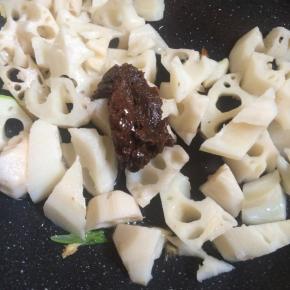 加入豆瓣酱翻炒。