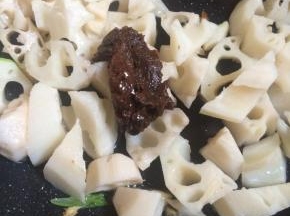加入豆瓣酱翻炒。