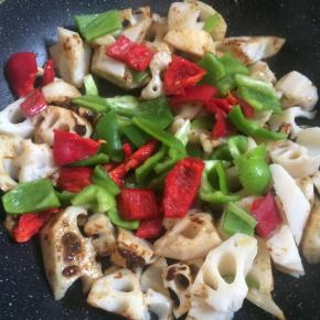 加入青红椒翻炒。