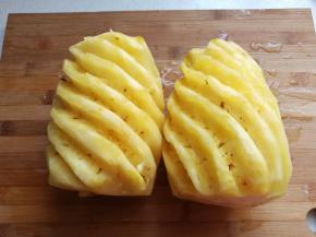 首先来做凤梨馅：准备新鲜菠萝两个，实际用一个半