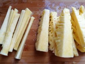 把菠萝分开切成小块，再切下菠萝中间的硬芯