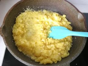 把菠萝肉倒入不粘锅中小火翻炒，炒至快干水分时加入白糖，麦芽糖，和黄油继续翻炒