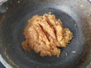 炒到果肉呈透明状能抱团的状态即可，炒好后盛入容器中，放一旁晾凉备用