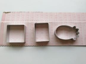 接下来做凤梨酥皮，提前做些小准备：把凤梨酥模具放在干净的硬纸上画出模具形状，然后再用剪刀剪下硬纸模型