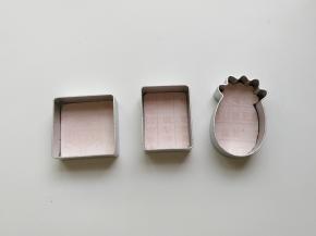 硬纸模型要比磨具剪小一圈，剪好后要刚好能放进模具中，这个硬纸模型我们是要用来当压凤梨酥的小压片，后面一会儿要用到的，超好用哦