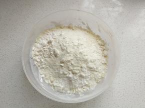 低筋面粉，盐，奶粉，杏仁粉先称好混合过筛一下