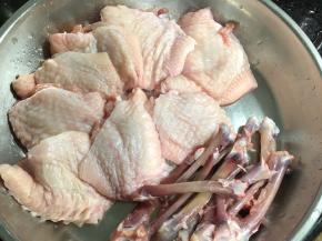 讲鸡翅的骨头去除。