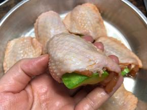 将云南小瓜酿入鸡翅中。