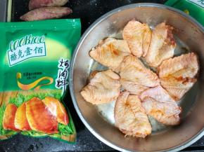 去骨的鸡翅用库克一百烤肉料腌制1小时。